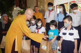 Hòa thượng Thích Chơn Không trao quà trung thu đến các em nhỏ trên địa bàn quận 3