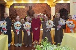 Hòa thượng Thích Tăng Định, cố vấn Ban Trị sự GHPGVN quận 3 trao hoa chúc mừng đến chư tôn đức quận 