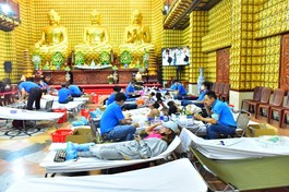 Tăng Ni và Phật tử về chùa Giác Ngộ (quận 10, TP.HCM) hiến máu nhân đạo cứu người