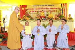 Hòa thượng Thích Châu Quang trao quyết định đến Ban Hộ tự niệm Phật đường Từ Phước