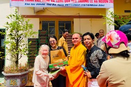 Tiền Giang: Chùa Thiên Nguyên tặng quà yêu thương nhân dịp lễ Hạ nguyên