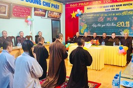 Tăng Ni sinh tri ân giáo thọ sư - Ảnh: TT