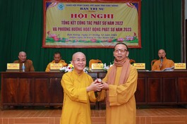 Thượng tọa Thích Quảng Tuấn trao con dấu đến Ban Tăng sự GHPGVN tỉnh tại hội nghị tổng kết Phật sự năm 2022