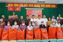 Phật giáo huyện Củ Chi tặng quà Tết đến người dân khó khăn trên địa bàn huyện