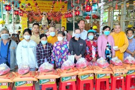Tịnh xá Ngọc Nguyên tặng quà Tết đến người dân quanh thị trấn Cái Bè, Tiền Giang