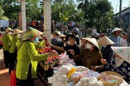 Ban Trị sự Phật giáo H.Trà Ôn tổ chức "Phiên chợ 0 đồng" tặng quà đến bà con Khmer