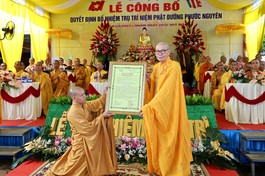 Hòa thượng Thích Châu Quang trao quyết định bổ nhiệm trụ trì đến Đại đức Thích Giác Tặng