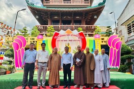 Đoàn Ban Tôn giáo TP.HCM chúc mừng Phật đản đến Ban Trị sự GHPGVN Q.10