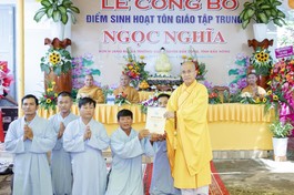 Thượng tọa Thích Quảng Hiền trao quyết định thành lập điểm sinh hoạt tôn giáo tập trung Ngọc Nghĩa