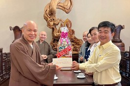 Đoàn Ban Tôn giáo TP.HCM chúc mừng Phật đản đến Ban Trị sự GHPGVN Q.12 tại chùa Vĩnh Phước sáng 24-5-2023