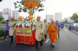 Ban Trị sự GHPGVN Q.4 trang nghiêm tổ chức lễ rước tôn tượng Phật đản sanh