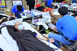 Chư Tăng hiến máu nhân đạo tại chùa Giác Ngộ