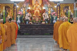 Chư Tăng Q.Gò Vấp cử hành khóa lễ Bố-tát tại chánh điện chùa Huỳnh Kim