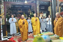 Đoàn cúng dường tại trường hạ chùa Hội Khánh, tỉnh Bình Dương