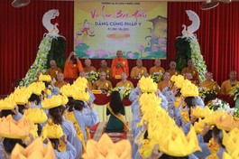 Phật tử chùa Phước Long (TP.Cần Thơ) dâng y cúng dường đến chư tôn đức mùa Vu lan - Báo hiếu