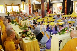 Phật tử tác bạch dâng cúng dường pháp y đến chư tôn đức chứng minh nhân lễ Vu lan - Báo hiếu