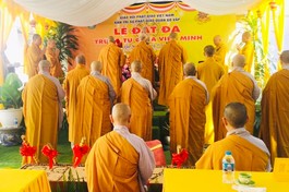 Chư tôn đức thực hiện nghi thức đặt đá trùng tu chùa Viên Minh 