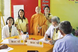 Đoàn Ban Từ thiện xã hội Báo Giác Ngộ tổ chức khám bệnh, tặng quà tại tịnh xá Ngọc Hương (TP.Sa Đéc, Đồng Tháp)