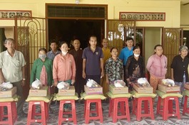 Chư tôn đức chùa Linh Bửu tặng quà đến những hộ khó khăn tại địa phương