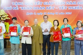 Tặng quà Tết Giáp Thìn đến bà con khó khăn trên địa bàn Q.3, TP.HCM