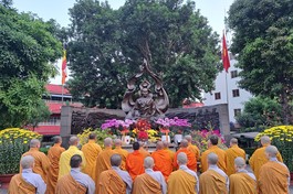  Chư tôn đức Tăng Ni Ban Trị sự GHPGVN Q.3 tưởng niệm tại Công viên Tượng đài Bồ-tát Thích Quảng Đức