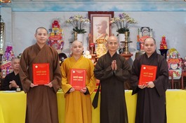 Thượng tọa Thích Thiện Quý, Phó ban kiêm Chánh Thư ký Ban Trị sự GHPGVN TP.HCM trao quyết định bổ sung, điều chỉnh nhân sự Ban Trị sự GHPGVN Q.3