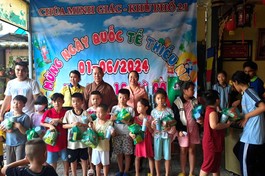 Chùa Minh Giác tổ chức tặng quà đến các em thiếu nhi ngày 1-6