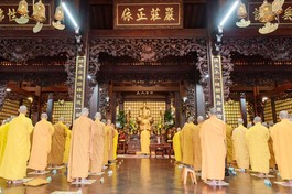 Trang nghiêm lễ Bố-tát của chư Tăng tại chùa Sắc Tứ Khải Đoan