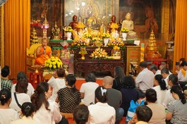 Phật tử nghe thuyết giảng về ý nghĩa lễ Sen Đôn-ta 