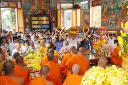 Phật tử tác bạch dâng y Kathina đến chư Tăng chùa Candaransi