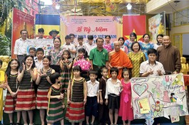 Lớp Phổ cập tiểu học Trần Quang Khải - chùa kỳ Quang 2 tổ chức hoạt động thi báo tường chào mừng Ngày Nhà giáo Việt Nam