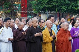 Chư tôn đức chứng minh, Thường trực Ban Trị sự GHPGVN quận, các đoàn thể, chức sắc tôn giáo dâng hương tưởng niệm