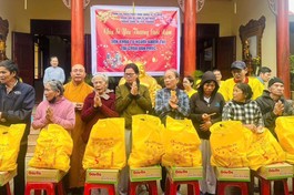 Chùa Quan Âm, Q.12 tặng quà Tết đến người dân khó khăn tại chùa Vạn Phúc