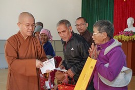 Thượng tọa Thích Quảng Hiền, trụ trì chùa Pháp Hoa đến trực tiếp các xã trên địa bàn tỉnh Đắk Nông tặng quà bà con đón Tết