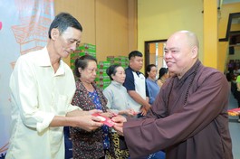 Thượng tọa Thích Thanh Phong, Trưởng ban Kinh tế - Tài chính T.Ư, trụ trì chùa Vĩnh Nghiêm trao quà Tết đến người dân khó khăn TP.HCM