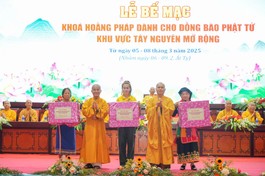 Ban Tổ chức trao quà đến các đơn vị tham gia khóa hoằng pháp
