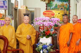 Ban Thường trực Ban Trị sự GHPGVN TP.HCM chúc mừng Tết cổ truyền Chôl Chnăm Thmây của đồng bào Khmer đến Hòa thượng Danh Lung, chư Tăng chùa Candaransi