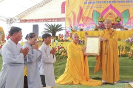 Thượng tọa Thích Quảng Hiền, Trưởng ban Trị sự GHPGVN tỉnh Đắk Nông trao quyết định bổ nhiệm trụ trì chùa Phước Bảo đến Đại đức Thích Nhuận Ân