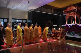 Thành kính đảnh lễ xá-lợi Đức Thế Tôn - Ảnh: Trung Thắng