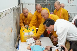 Hòa thượng Thích Huệ Thông, cùng chư tôn đức và ông Đào Ngọc Dung, Bộ trưởng Bộ Dân tộc và Tôn giáo thăm hỏi, tặng quà đến các em khuyết tật