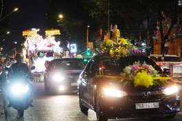 Đoàn xe hoa diễu hành quanh các tuyến đường trên địa bàn Q.Gò Vấp (TP.HCM) kình mừng Phật đản Phật lịch 2569