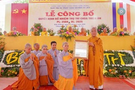 Thượng tọa Thích Quảng Hiền trao quyết định bổ nhiệm trụ trì chùa Thiên Ân đến Sư cô Thích nữ Tịnh Viễn