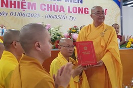 Hòa thượng Thích Minh Nhật trao quyết định bổ nhiệm trụ trì đến Đại đức Thích Quảng Mến