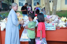 "Cùng em đến trường – đồng hành yêu thương”