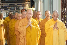 Chư hành giả tại trường hạ chùa Huỳnh Kim kinh hành trong thời khóa Tuần huân tu tập trung nhân mùa An cư kiết hạ Phật lịch 2569