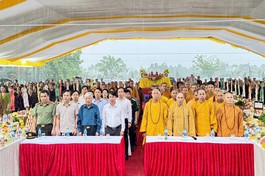 Chư tôn đức Ban Trị sự GHPGVN tỉnh Phú Thọ, cùng lãnh đạo tỉnh tưởng niệm tri ân anh hùng liệt sĩ - Ảnh: Hiếu Thuận