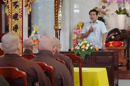 Ông Thạch Nghi Xuân, Trưởng ban Dân tộc - Tôn giáo Ủy ban MTTQVN TP.HCM báo cáo viên hội nghị
