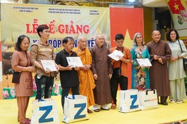 Chư tôn đức Cơ sở Từ thiện xã hội chùa Kỳ Quang II trao chứng chỉ, tặng quà đến các học viên khiếm thị