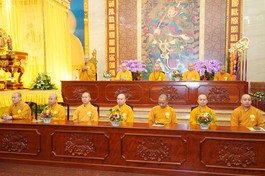 Chư tôn đức chứng minh Lễ cài hoa hồng Vu lan - Báo hiếu tại khóa tu Ngày an lạc