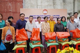 Chùa Thiền Giác và Ủy ban MTTQVN P.Long Trường trao tặng quà đến người dân khó khăn trên địa bàn